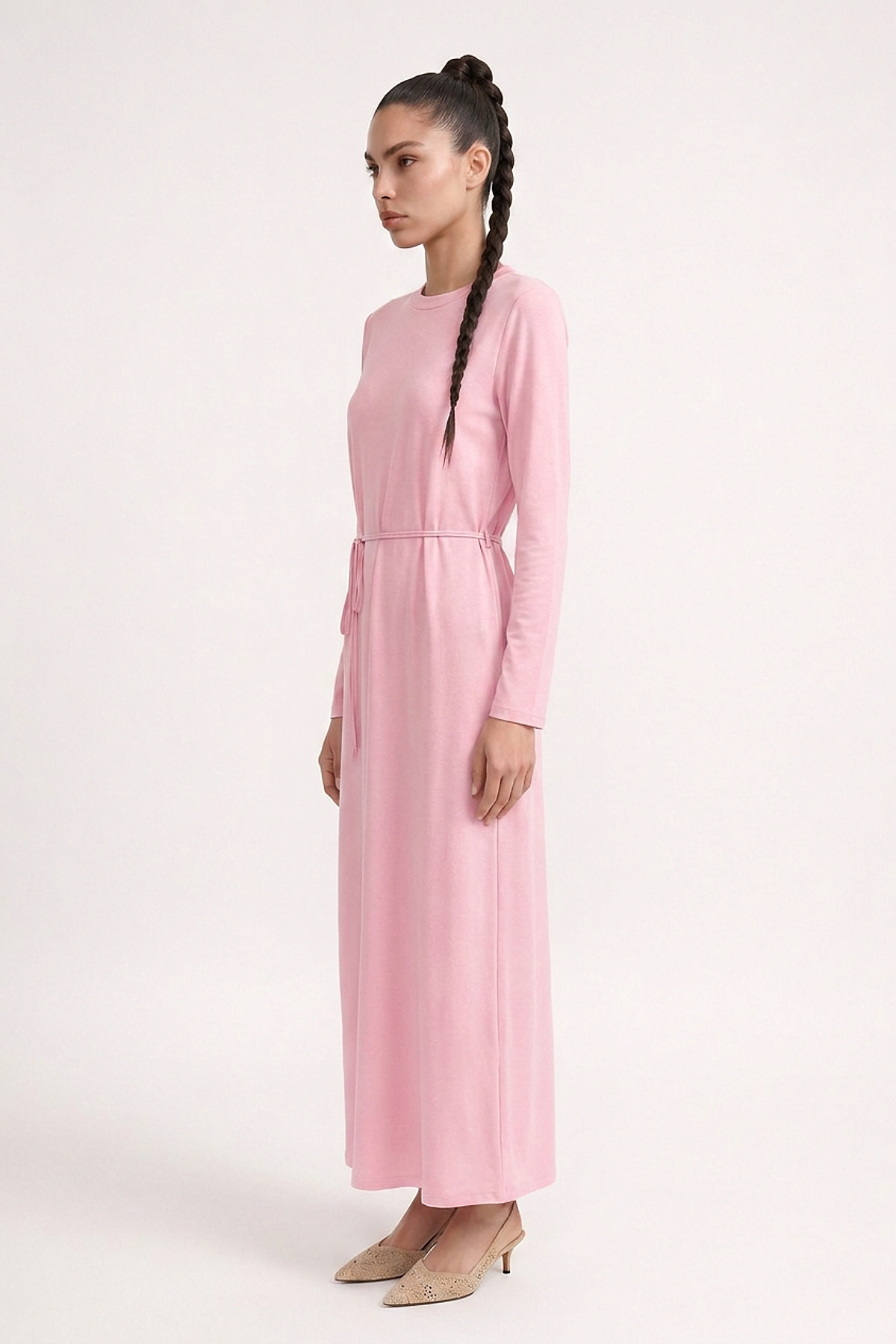 Pembe elbise — model pozu